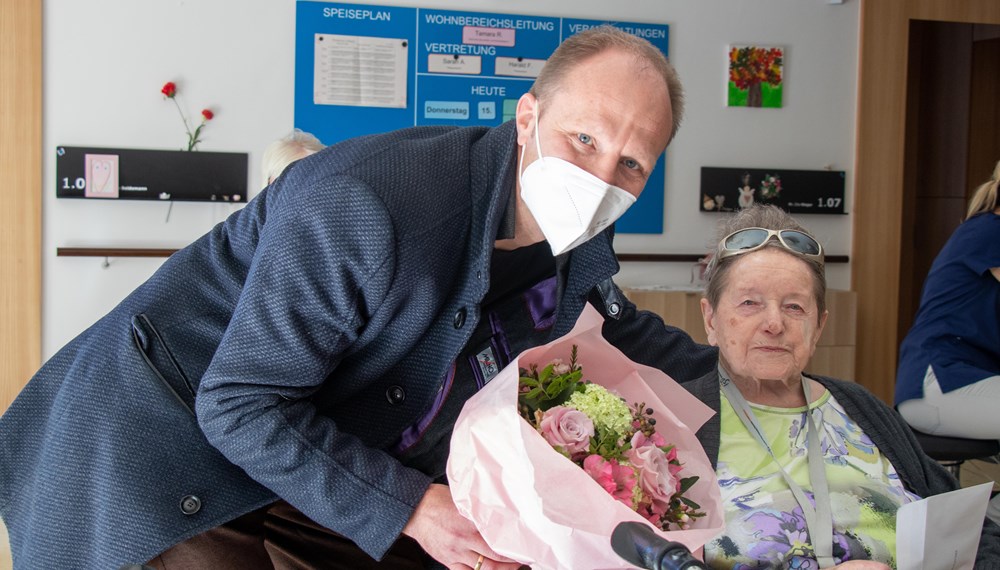 Vizebürgermeister Johannes Anzengruber beglückwünschte die Jubilarin Elisabeth Plattner.
