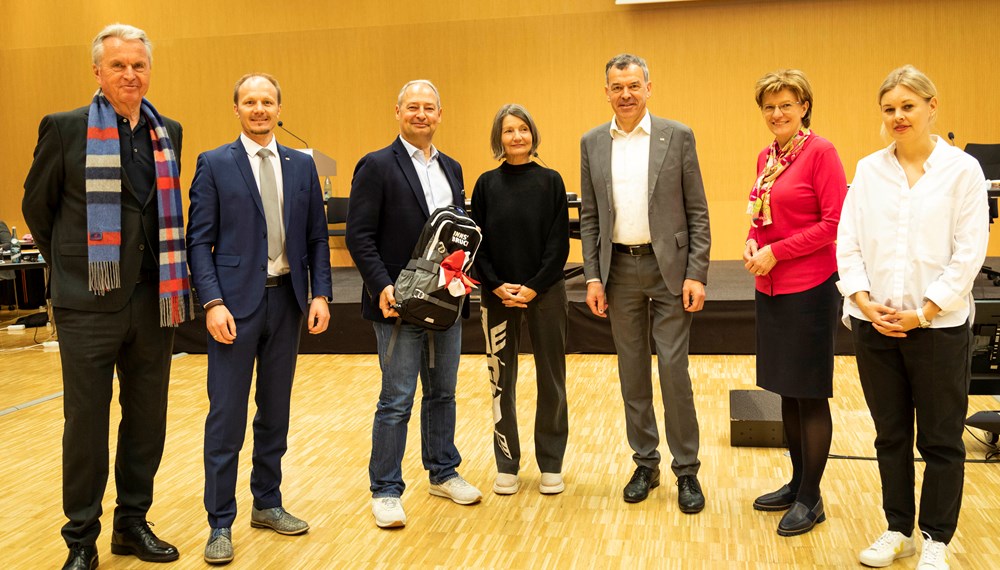 Solidarische gemeinsame Lösungen auf allen politischen Ebenen finden: Bürgermeister Georg Willi begrüßte mit weiteren Stadtsenatsmitgliedern den EU-Abgeordneten Andreas Schieder (3. v.l.) am 23. März im Innsbrucker Gemeinderat.