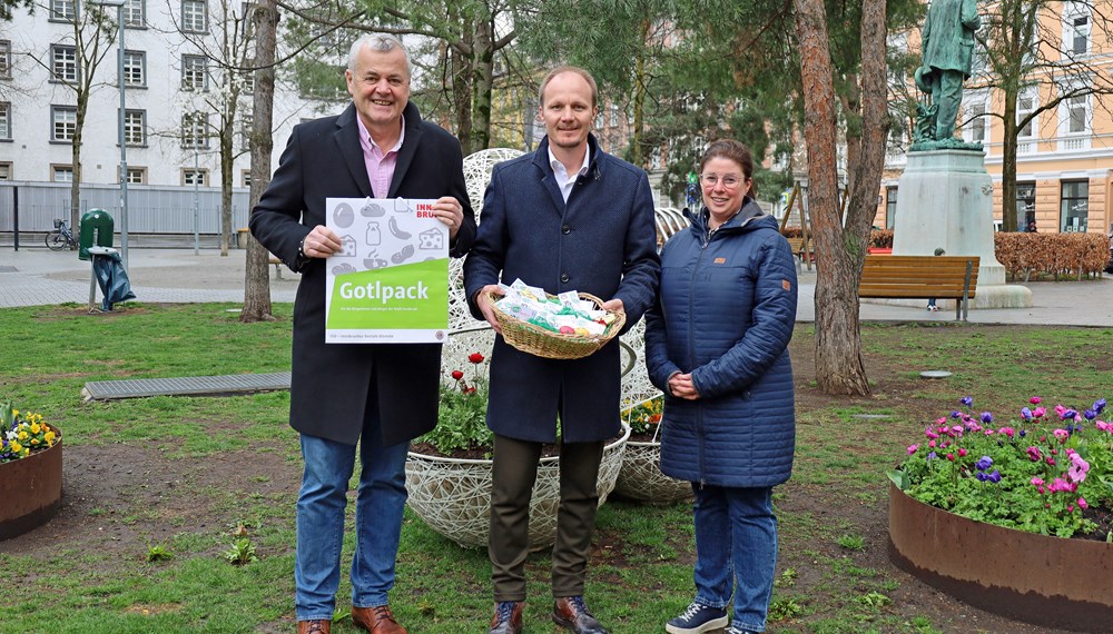 Vizebürgermeister Johannes Anzengruber (m.), ISD-Geschäftsführer Hubert Innerebner und Natalie Treitinger-Posch (ISD-Stadtteilarbeit) freuen sich über zahlreiche Lebensmittelspenden für bedürftige Haushalte.