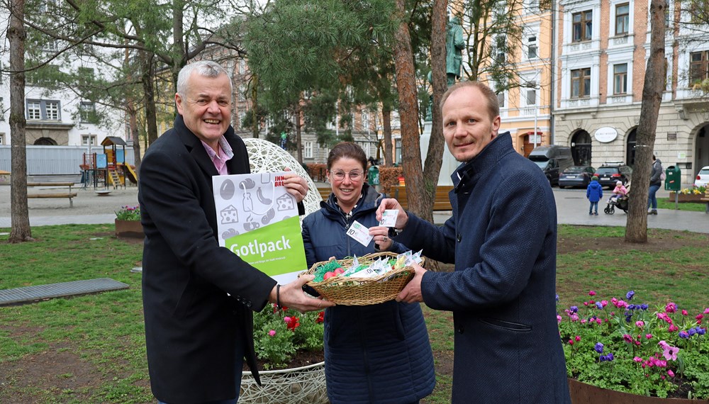 Die Pakete mit Lebensmittelspenden sowie Gutscheinen für den Tiroler Sozialmarkt werden am Gründonnerstag verteilt.