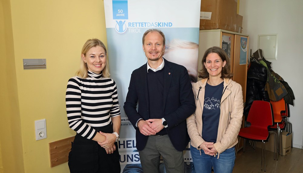 Innsbrucks Vizebürgermeister Johannes Anzengruber und Stadträtin Elisabeth Mayr treffen die Vorsitzende Karoline Obitzhofer (r.) und Karina Rudolf von "Rettet das Kind Tirol" zu einem Arbeitsgespräch. Der Verein setzt sich seit über 50 Jahren mit zahlreichen Projekten für notleidende Kinder in Tirol ein. Von niederschwelligen Soforthilfen über Kostenbeteiligungen für Kinderbetreuung und Nachhilfe bis hin zu gezielter Unterstützung in individuellen Notfällen können einkommensschwache Tiroler Familien so auf eine Reihe von Hilfsangeboten des Vereins zählen. Weitere Informationen finden sich unter: www.rettet-das-kind.tirol