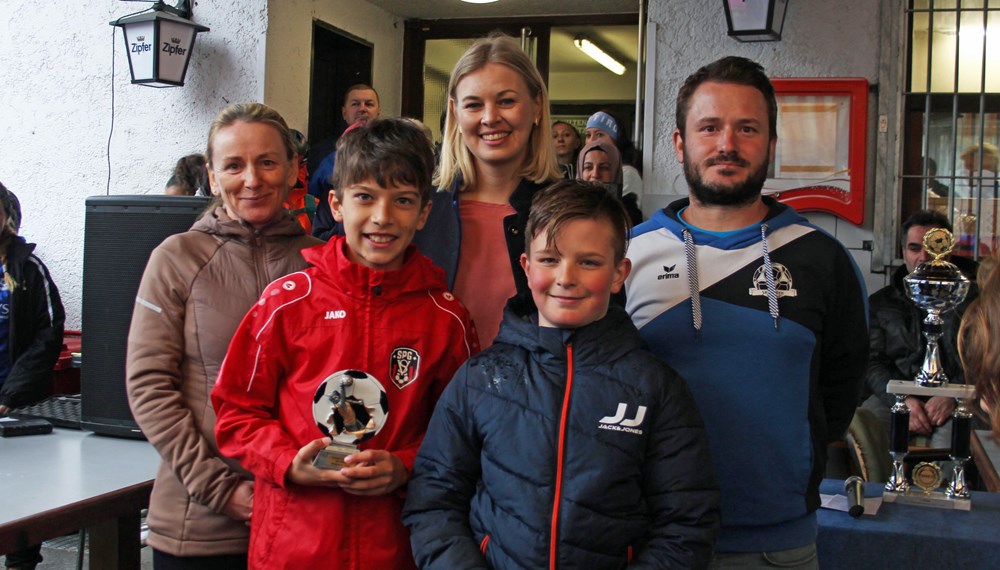 Stadträtin Elisabeth Mayr (3. v. l.), Iris Götsch (l., Tochter des verstorbenen Alt-Obmanns Franz Götsch), Urban Steiner (r., Obmann SK Wilten) sowie zwei junge Fußballer der jeweiligen Siegermannschaften freuten sich über die erfolgreiche Austragung des diesjährigen Besele-Cups.
