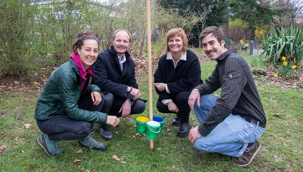 Vizebürgermeister Johannes Anzengruber (2.v.l.), Gemeinderätin Renate Krammer-Stark (2.v.r.), Wildtierbeauftragter Thomas Klestil (r.) und Pauline Bühler (Universität Innsbruck) freuen sich über den Start der Projektstudie.