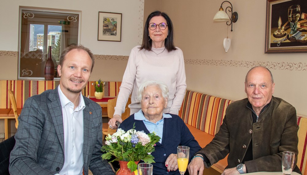 Vizebürgermeister Johannes Anzengruber (l.), die Jubilarin Hiltraut Bernardin sowie Tochter Marion Bernardin und Sohn Wolfgang Bernardin (r.). © M. Freinhofer