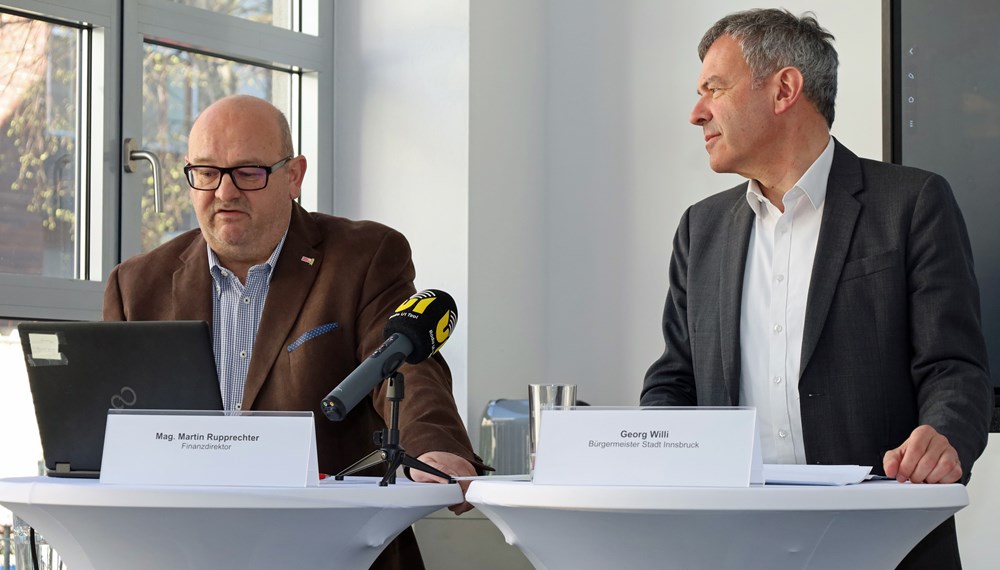 Finanzdirektor Martin Rupprechter und Bürgermeister Georg Willi präsentierten einen Überblick über die Abschlüsse der Tochtergesellschaften im Geschäftsjahr 2021.