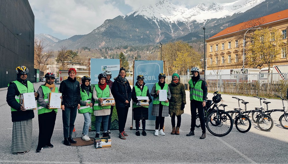 Bei der Übergabe der Radkurs-Teilnahmezertifikate und Fahrradhelmen vor der Messe Innsbruck: Mobilitätsstadträtin Uschi Schwarzl (2. v. r.), Teresa Kallsperger (Mobilitätsplanung des Landes Tirol; 3. v. l.), Lisa Prazeller (stv. Geschäftsführerin Klimabündnis Tirol; 5. v. r.), Simone Profus (Leitung Radkurse Klimabündnis Tirol; ganz rechts) sowie Radkurs-Trainerin Isabella (6. v. l.) mit den Teilnehmerinnen.