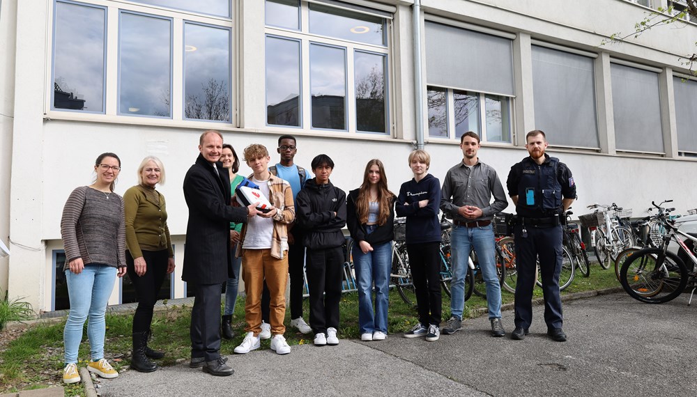 Wenn in einem medizinischen Notfall jede Sekunde zählt, sollte bestenfalls ein Defi nicht weit sein. Im Stadtgebiet gibt es derzeit mehr als 60 Defibrillatoren, die in der Öffentlichkeit gut sichtbar für den Notfall bereitstehen. Einer davon befindet sich ab sofort im Hof des Reithmann-Gymnasiums (Reichenau). Zusätzlich verfügt ein fünfköpfiges SchülerInnenteam über eine spezielle Erste-Hilfe-Ausbildung für Notfälle in der Schule. Bei der Übergabe des Gerätes am 17. April: Direktorin Maria Seiwald (2. v.l.), Vizebürgermeister Johannes Anzengruber (3. v.l.), Christian Schlögl (MÜG, 1. v.r.) und die LehrerInnen bzw. AusbildnerInnen (v.l.) Christina Volderauer, Julia Nagy und Christoph Moser - gemeinsam für eine herzsichere Stadt.