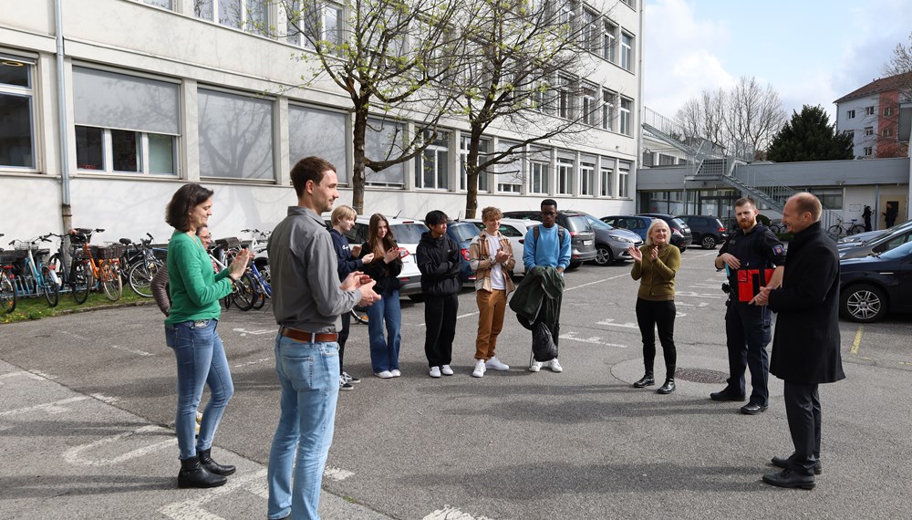 Wenn in einem medizinischen Notfall jede Sekunde zählt, sollte bestenfalls ein Defi nicht weit sein. Im Stadtgebiet gibt es derzeit mehr als 60 Defibrillatoren, die in der Öffentlichkeit gut sichtbar für den Notfall bereitstehen. Einer davon befindet sich ab sofort im Hof des Reithmann-Gymnasiums (Reichenau). Zusätzlich verfügt ein fünfköpfiges SchülerInnenteam über eine spezielle Erste-Hilfe-Ausbildung für Notfälle in der Schule. Bei der Übergabe des Gerätes am 17. April: Direktorin Maria Seiwald (2. v.l.), Vizebürgermeister Johannes Anzengruber (3. v.l.), Christian Schlögl (MÜG, 1. v.r.) und die LehrerInnen bzw. AusbildnerInnen (v.l.) Christina Volderauer, Julia Nagy und Christoph Moser - gemeinsam für eine herzsichere Stadt.