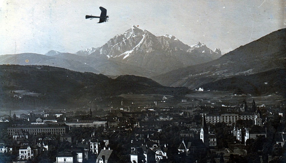 Die Stadtspaziergänge des Stadtarchiv/Stadtmuseums führen an interessante Orte im Innsbrucker Stadtgebiet, wie beispielsweise zum Flughafen oder durch die Altstadt.