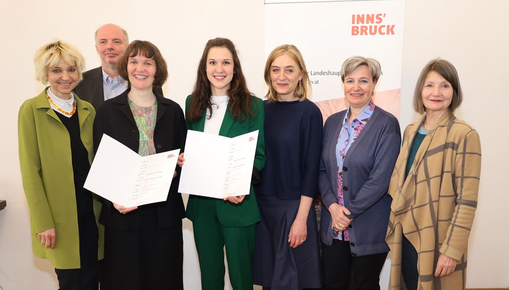 Die Preisträgerinnen Katharina Lux und Theresa Hämmerle mit (v.r.) Kulturstadträtin Uschi Schwarzl und den Jurymitgliedern Birgit Neu (MA V), Ingrid Böhler (LFU) und Lukas Morscher (Leiter Stadtarchiv/Stadtmuseum) und Julia Hörmann (LFU).