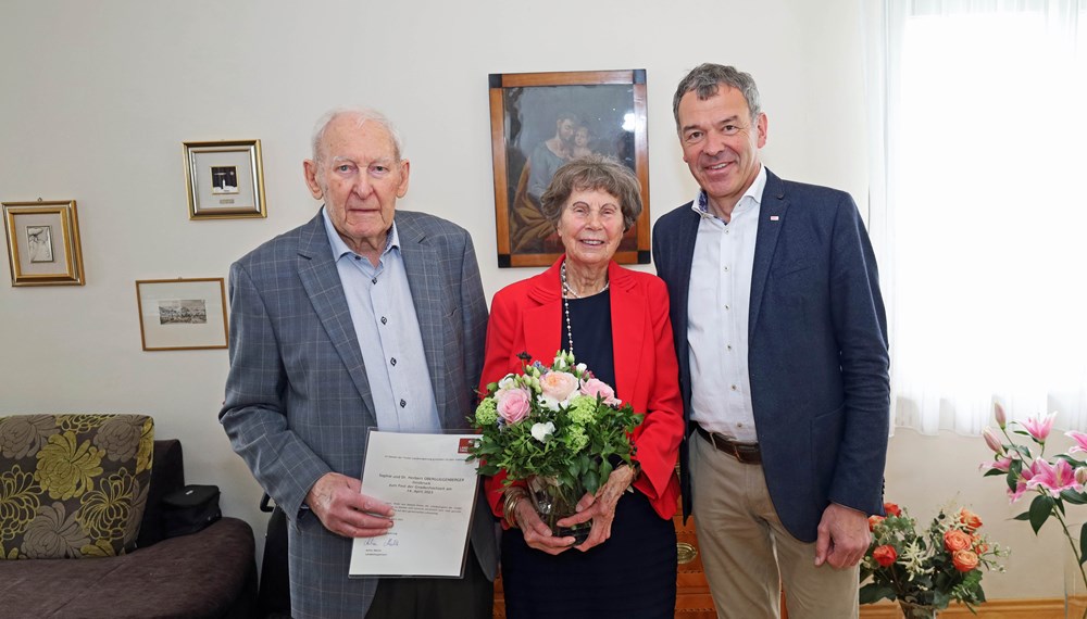 Bürgermeister Geoerg Willi gratulierte Herbert und Sophie Oberguggenberger persönlich zum gnadenen Hochzeitsjubiläum.