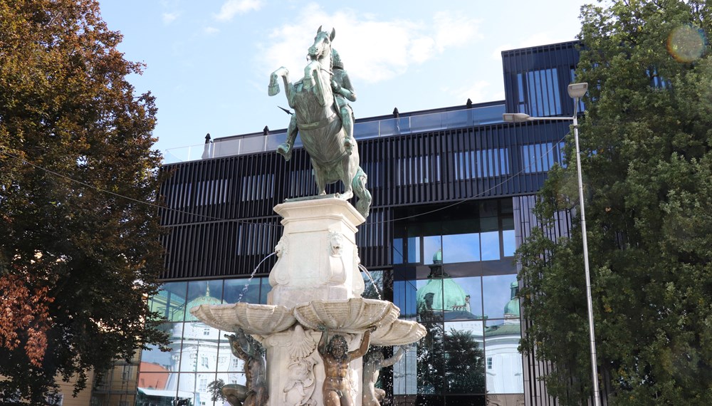 Am Leopoldsbrunnen fehlt seit einiger Zeit eine Brunnenfigur. Hinweise über ihren Verbleib sind willkommen.