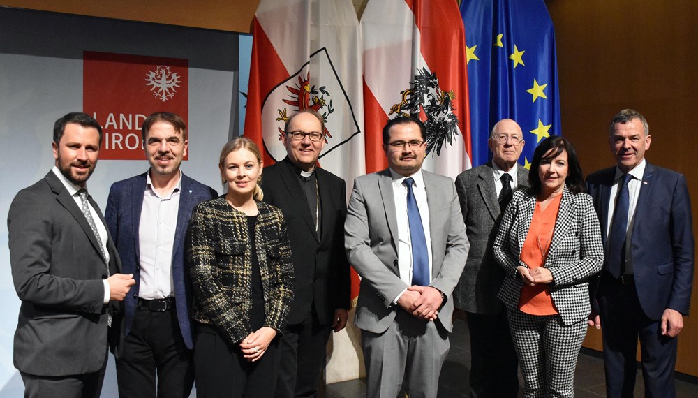 Am 20. April endet der Fastenmonat Ramadan, der eine der fünf Säulen des religiösen Lebens aller Menschen muslimischen Glaubens darstellt. Traditionell lud das Land Tirol dazu gemeinsam mit der Stadt Innsbruck zum gemeinsamen Fastenbrechen – dem Iftar-Essen – in das Innsbrucker Landhaus. „Wir alle gemeinsam machen die Stadt zu dem was sie ist. Es ist an uns, ob sie bunt, freundlich und offen ist oder kahl, kalt und abweisend. Jede und jeder von uns hat die Möglichkeit die Hand auszustrecken, einander anzulächeln, zum Gespräch einzuladen oder ein solches Angebot anzunehmen, indem wir uns an einen Tisch setzen“, so Bürgermeister Georg Willi.
Gruppenfoto mit (v.l.) LH-Stv. Dornauer, Univ.-Prof. Sejdini, Stadträtin Mayr, Bischof Glettler, Vorstand der Islamischen Religionsgemeinde Yildirim, Präsident der Israelitischen Kultusgemeinde Lieder, LAbg. Obermüller und Bürgermeister Willi.