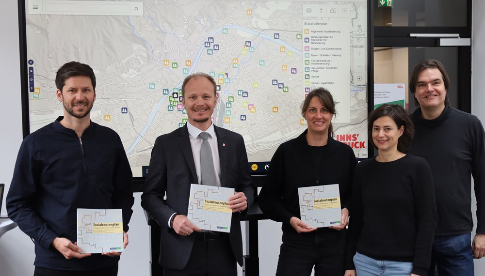 Präsentierten den digitalen Sozialroutenplan: Emanuel Pixner (GIS), Sozialreferent Vizebürgermeister Johannes Anzengruber, Jenny Illing (Koordinatorin des Sozialroutenplans), Teresa Waas und Andreas Exenberger (beide unicum:mensch).