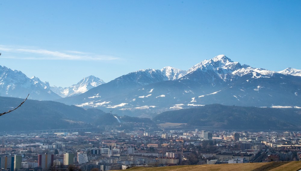 In den letzten Jahren haben globale Krisen die Städte sehr gefordert. Ein Vortrag zur Rolle der Städte ist am 27. April im Innsbrucker Rathaus zu hören.