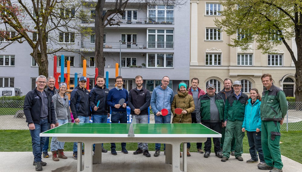 Der Umbau und die Sanierung der Spiel- und Erholungsfläche am Haydnplatz wurde mit einem Eröffnungsfest abgeschlossen. Im Innsbrucker Stadtteil Saggen steht den Menschen wieder eine grüne Oase mit neuen Spielgeräten und Sitzmöglichkeiten zur Verfügung. Darüber freuen sich auch die zuständige Stadträtin Uschi Schwarzl (7. v. r.) sowie (v. l. n. r.) Michael Gapp, Referatsleiter Stefan Engele (beide Referat Grünanlagen - Pflege und Service), Lisa Stöllnberger (Planung und Bau), Michael Jank (5. v. r., Bauleiter, Firma Hochtief), Referatsleiter Markus Pinter, Riccardo Leuschel (beide (Referat Planung und Bau), Robert Mair (Pflege und Service) und der Amtsleiter für Grünanlagen, Thomas Klingler und sein Team.