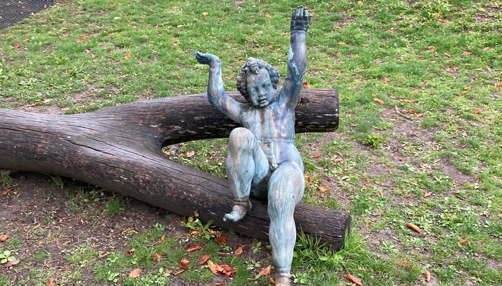 Der Bronzeknabe vom Leopoldsbrunnen wurde von einem Spaziergänger in einer städtischen Grünanlage an der Sepp Grünbacher Promenade im Olympischen Dorf gefunden.