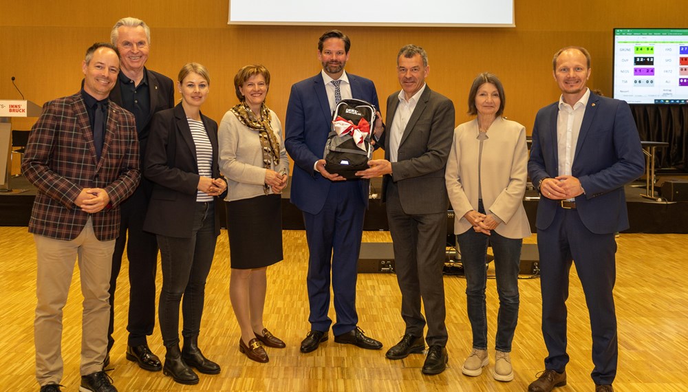 MdEP Lukas Mandl (5. v.l.) bekam von Bürgermeister Georg Willi (3. v.r.), Vizebürgermeister Markus Lassenberger, Stadtrat Rudi Federspiel, Stadträtin Elisabeth Mayr, Stadträtin Christine Oppitz-Plörer, Stadträtin Uschi Schwarzl und Vizebürgermeister Johannes Anzengruber (v.l.) als Dankeschön einen Innsbruck-Rucksack überreicht.