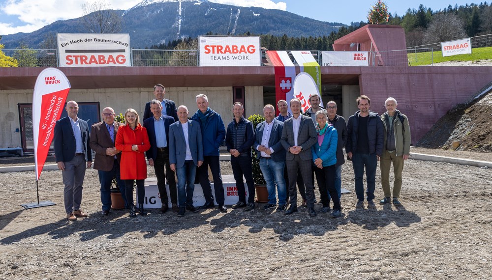 Freuten sich über die gelungene Firstfeier der Sportanlage Zimmerwiese (v. l. n. r.): Finanzdirektor der Stadt Innsbruck Martin Rupprechter, Sportstadträtin Elisabeth Mayr, Bürgermeister Georg Willi, IIG-Geschäftsführer Franz Danler, Sportausschuss-Vorsitzender GR Kurt Wallasch, Stadtrat Rudi Federspiel, Vizebürgermeister Markus Lassenberger, Bauausschuss-Vorsitzender GR Lucas Krackl, Vizebürgermeister Johannes Anzengruber (6. v. r.), Maria Zimak, Unterausschuss-Vorsitzende in Igls sowie die Vertreter der bausauführenden Firmen.
