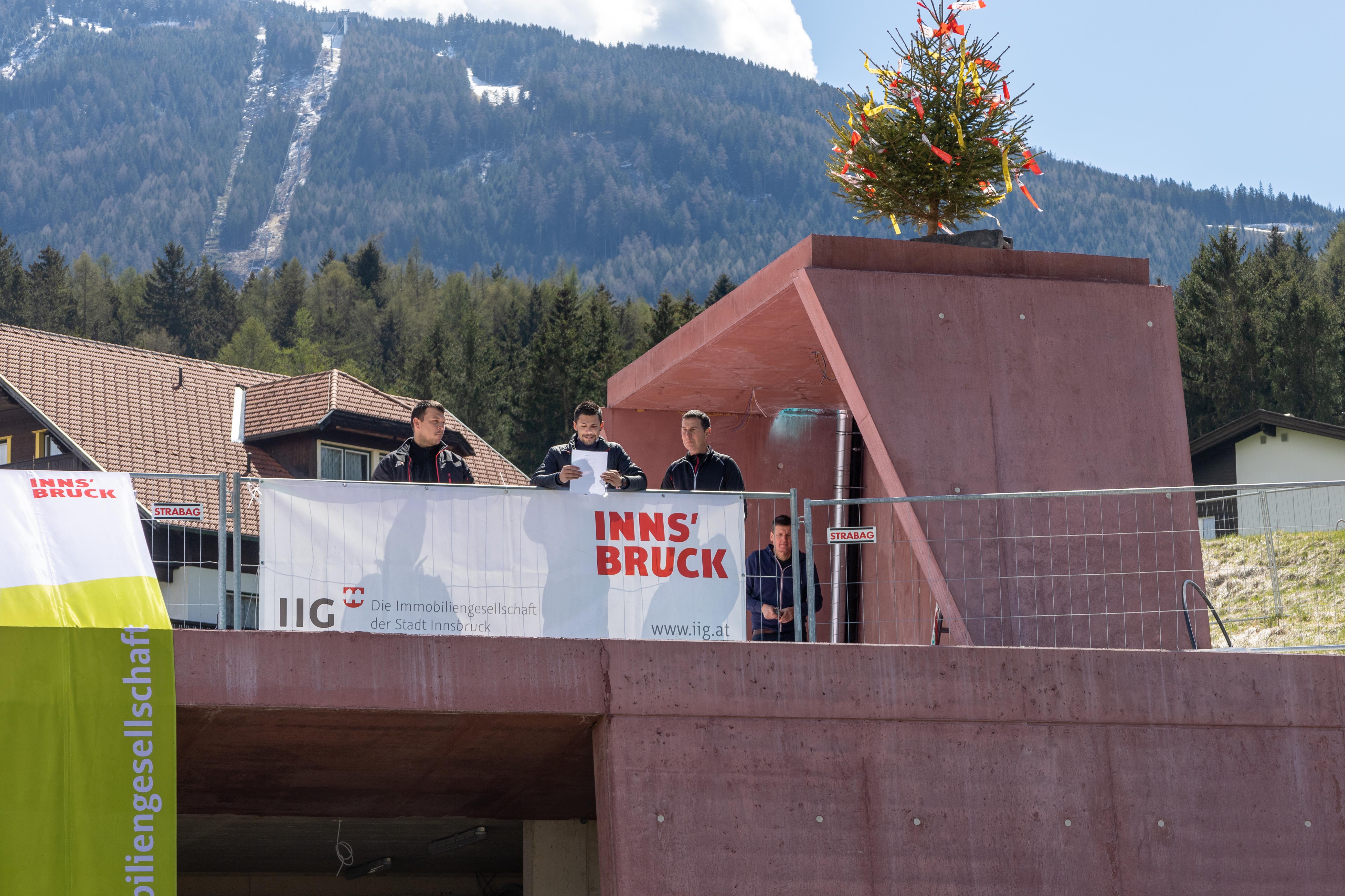 Die Dachgleiche wurde traditionell mit dem Firstspruch beschlossen.