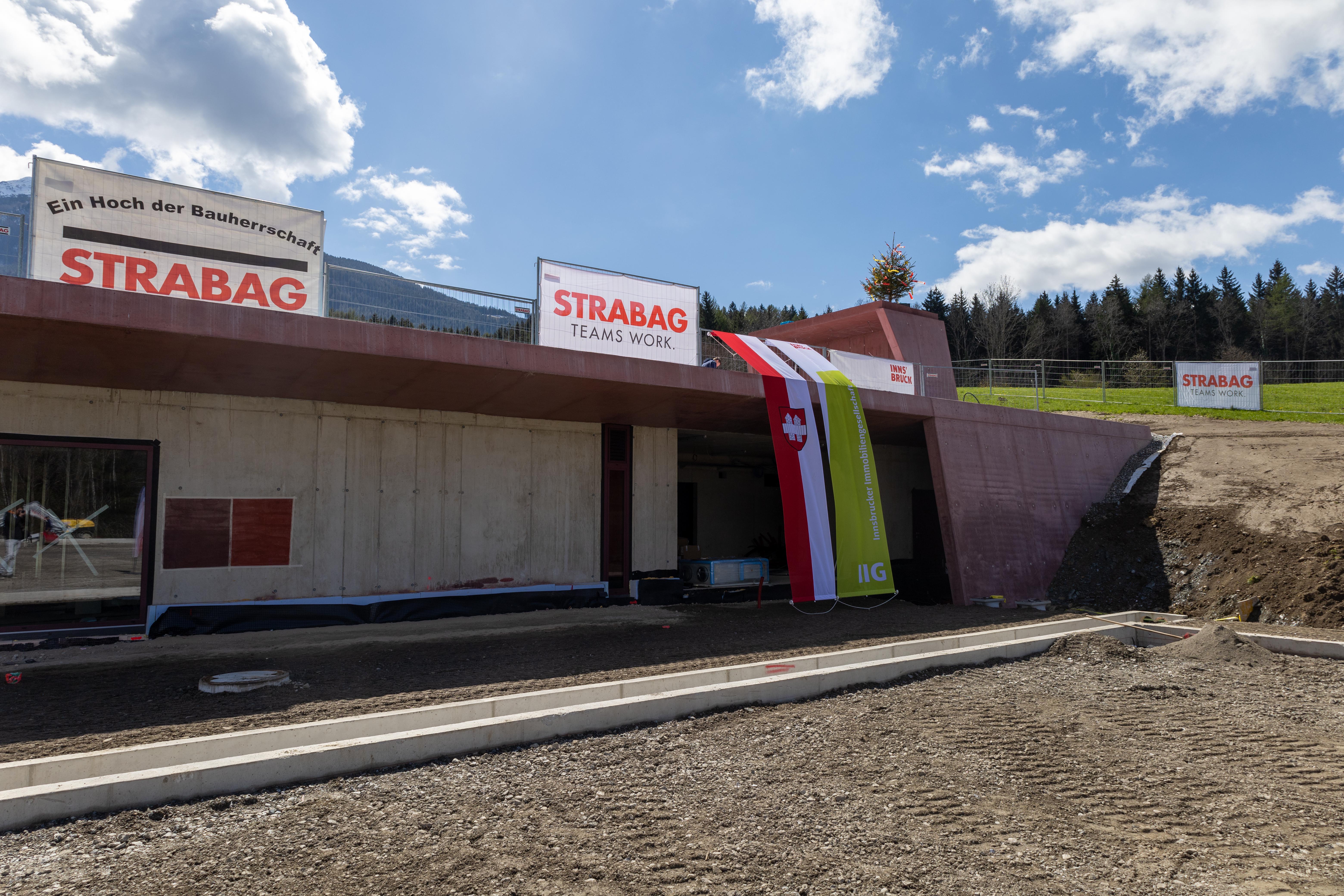 Im unteren Bereich wird für den Winterbetrieb eine Eislauffläche errichtet, im Sommer lädt der Platz zum Fußballspielen ein.