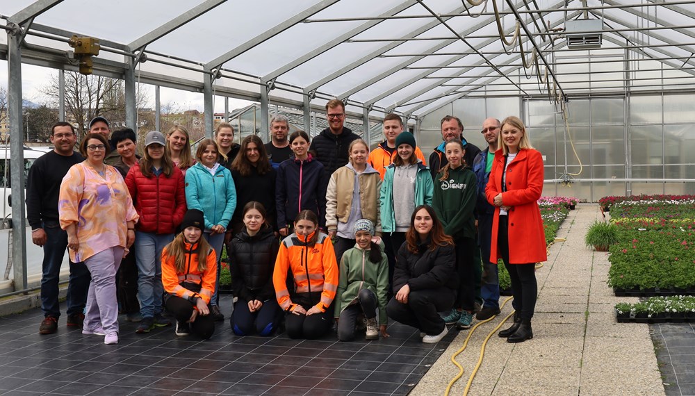 Zwölf Mädchen interessierten sich am „Girls‘ Day 2023“ für die städtischen Lehrberufe Garten-/Grünflächengestalterin, Landmaschinentechnikerin, Erwerbsgärtnerin, Straßenerhaltungsfachfrau und Vermessungstechnikerin. Im Bild mit Stadträtin Elisabeth Mayr (1.v.r.), Lehrlingsbeauftragte Sabine Floßmann (1.v.l.) und den Ausbilderinnen der zuständigen Dienststellen.