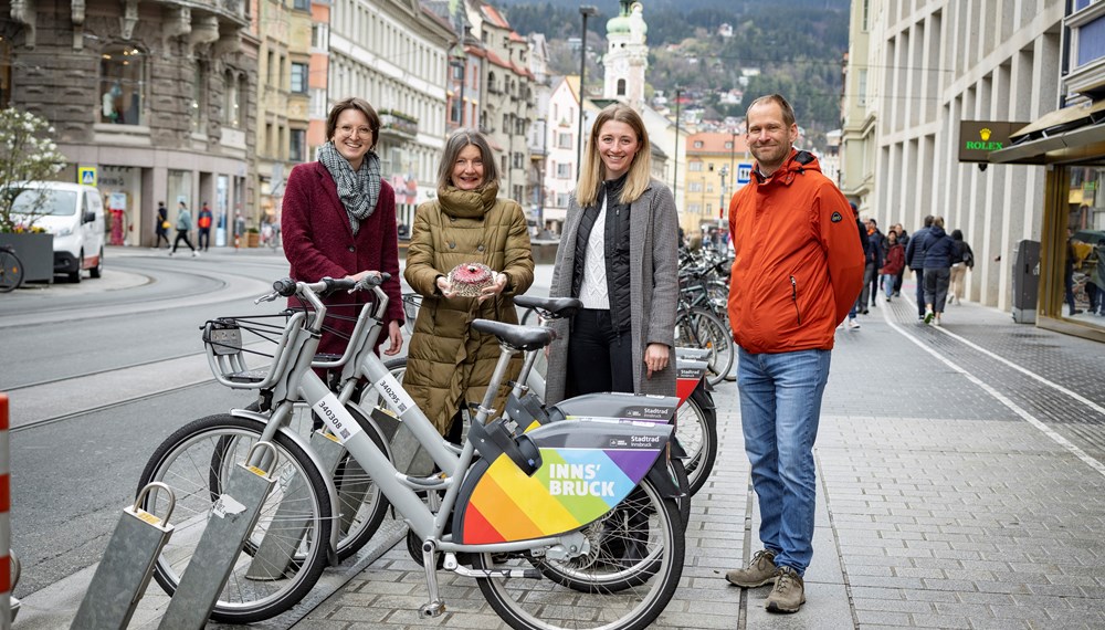 Gemeinderätin Theresa Ringler, Mobilitätsstadträtin Uschi Schwarzl und Isabella Pöll und Thomas Hillebrand (beide IVB) freuen sich über die Erfolgsgeschichte des Stadtrads.
