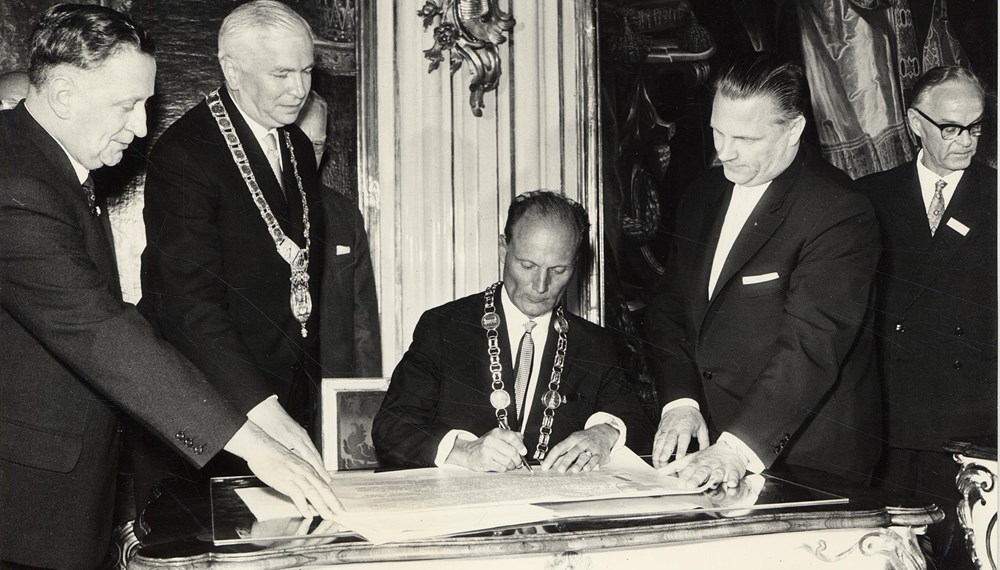 Oberbürgermeister Eugen Keidel (M.) unterzeichnete 1963 mit Bürgermeister Alois Lugger (2.v.l.) die Partnerschaftsurkunde im Rahmen der Partnerschaftsfeier in Innsbruck.