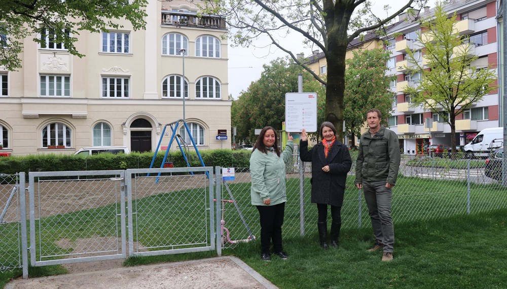 Für ein gutes Miteinander von Hunden und Kindern am Spielplatz: Stadträtin Uschi Schwarzl (Mitte), Gemeinderätin Birgit Winkel und Amtsvorstand Thomas Klingler (Grünanlagen) weisen auf die geltende Leinen- und Maulkorbpflicht auf Spielplätzen hin – hier am neu gestalteten Spielplatz Haydnplatz.