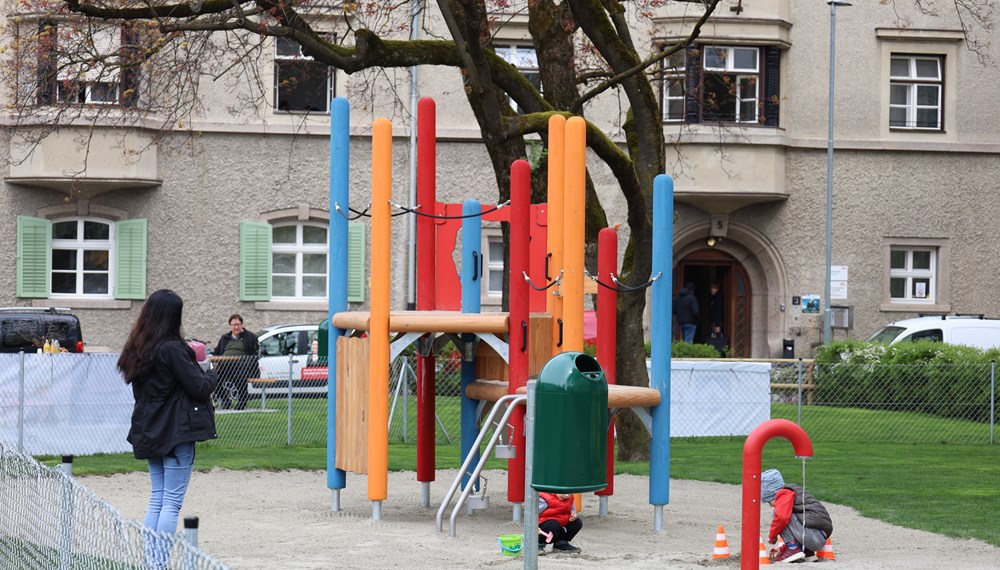 Der Spielplatz Haydnplatz im Saggen wurde neu gestaltet und steht Familien mit Kindern - und auch Hunden - zur Verfügung.