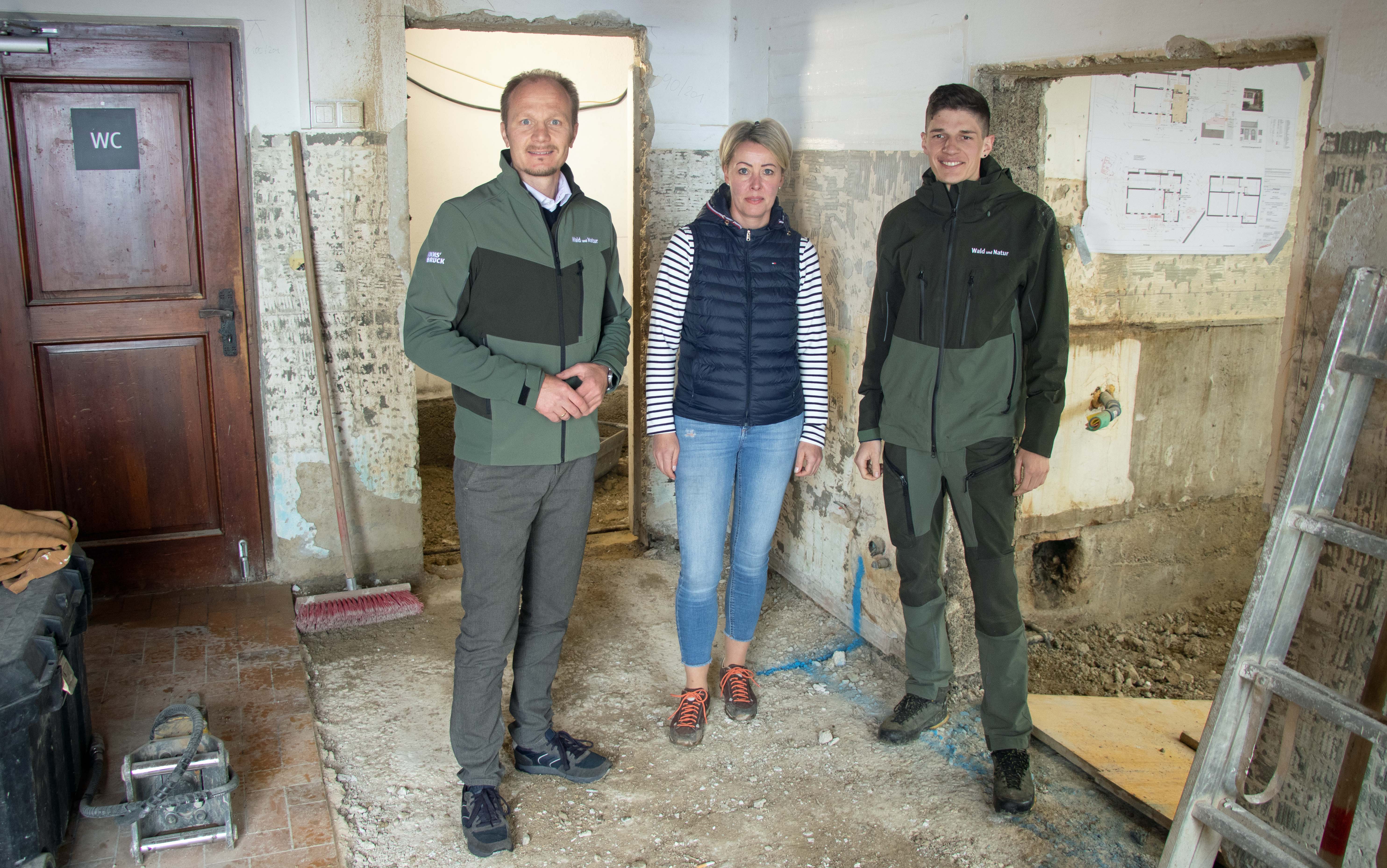 Vizebürgermeister Johannes Anzengruber, Pächterin Nadja Berchtold und Referent Florian Jäger (Wald und Almen) freuen sich über den Sanierungsbeginn.