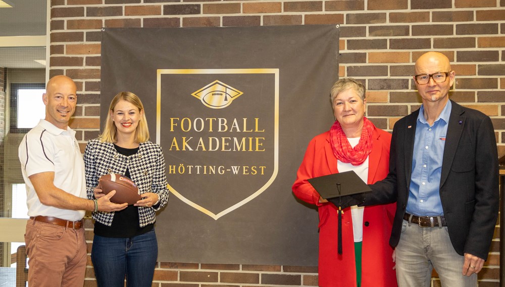 Football Akademie-Leiter Daniel Dieplinger, Stadträtin Elisabeth Mayr, Schuldirektorin Sabine Rainer und Schulamtsleiter Werner Leithmayer (v. l. n. r.) freuen sich über das Jubiläum der MS Hötting-West.