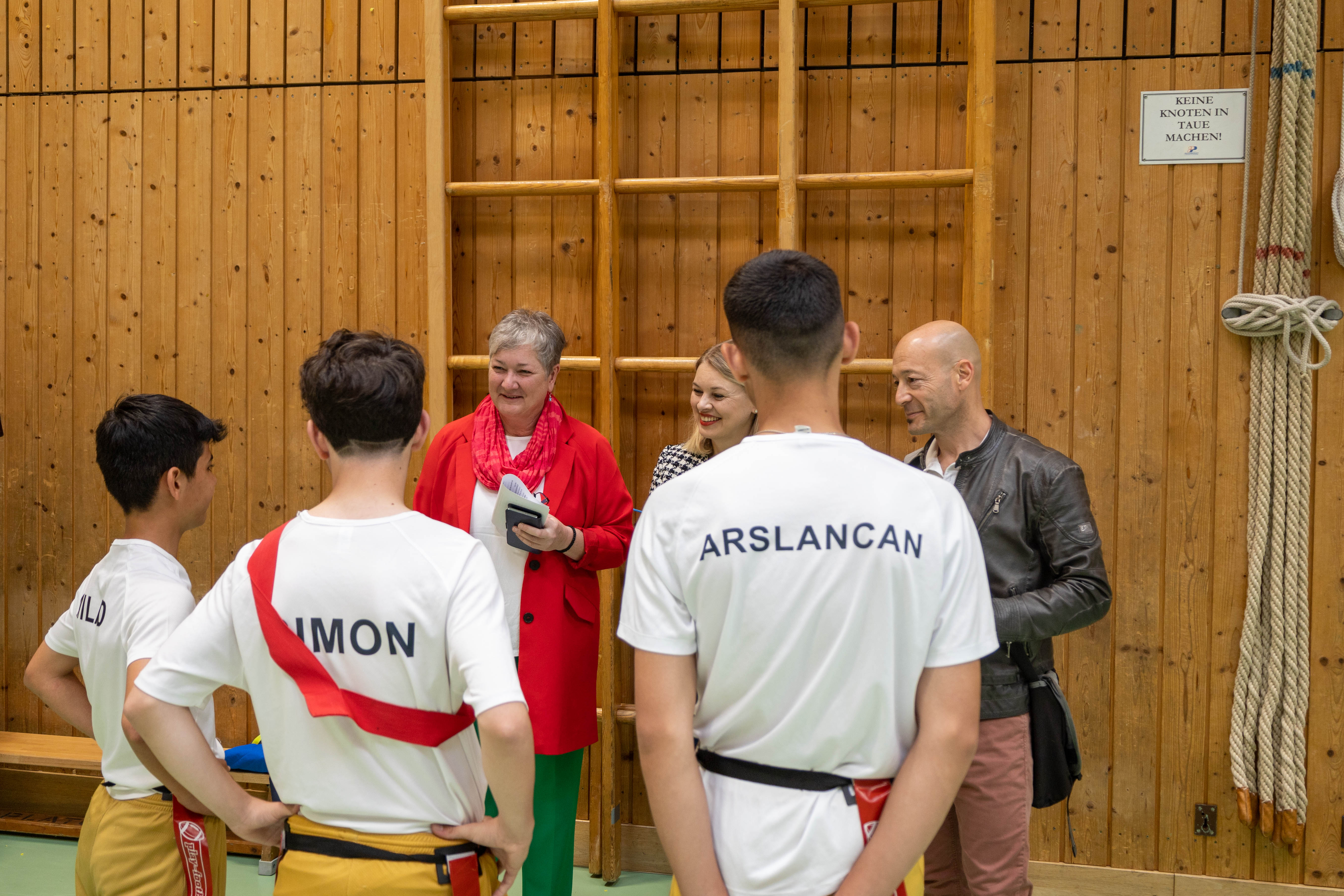 Die drei Burschen und ihre Klasse blicken schon mit Vorfreude auf 10. Auflage der Flag Football-Schülerliga im American Football Zentrum.