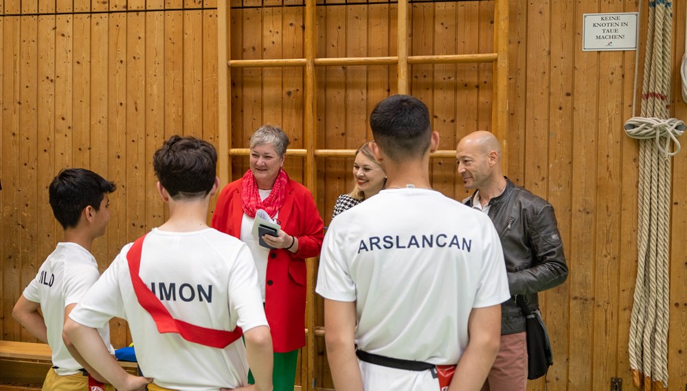 Die drei Burschen und ihre Klasse blicken schon mit Vorfreude auf 10. Auflage der Flag Football-Schülerliga im American Football Zentrum.