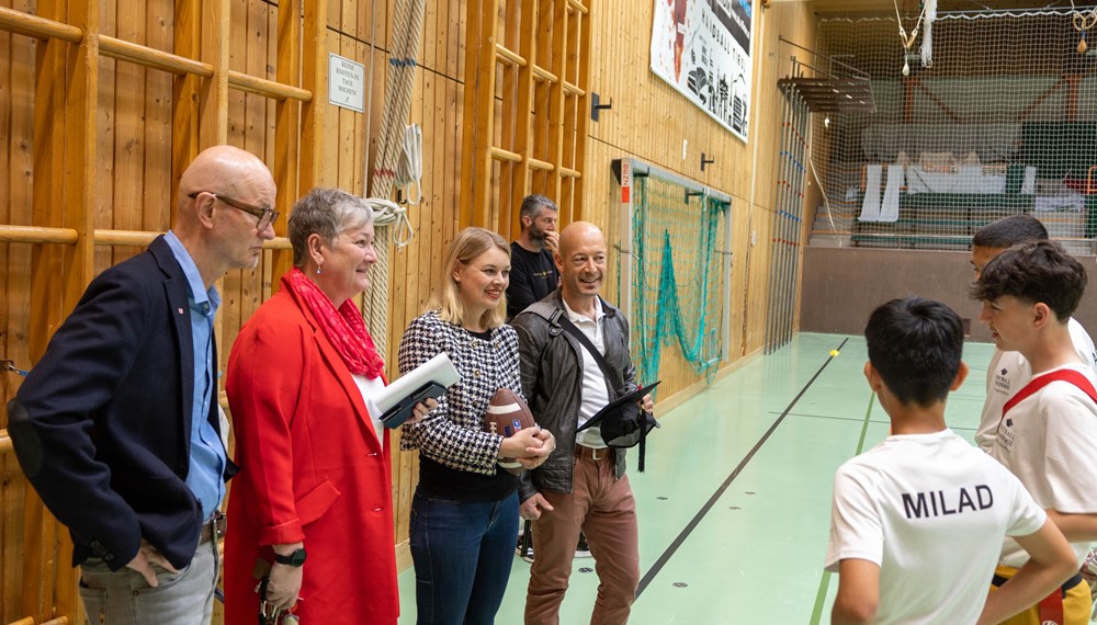 Drei Schüler der Football-Klasse erklärten Stadträtin Mayr und Schulamtsleiter Leithmayer ihren Trainingsablauf und die unterschiedlichen Spielkombinationen im Flag Football.
