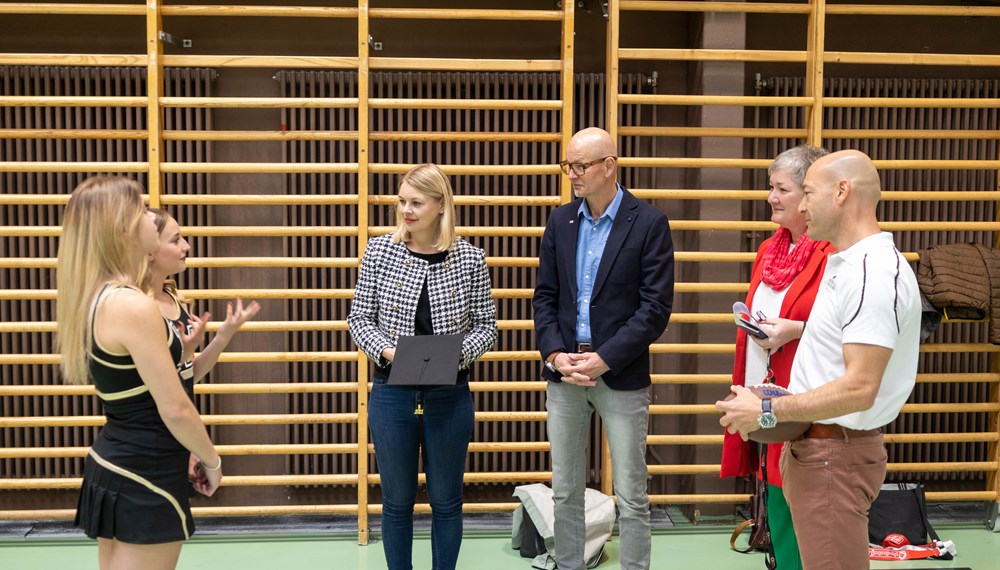 Zwei Cheerleaderinnen beim Austausch über ihr sportliches Schulprogramm.