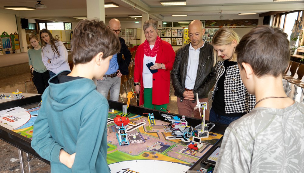 Zwei Schüler präsentieren ihr Projekt im Rahmen der First Lego League.