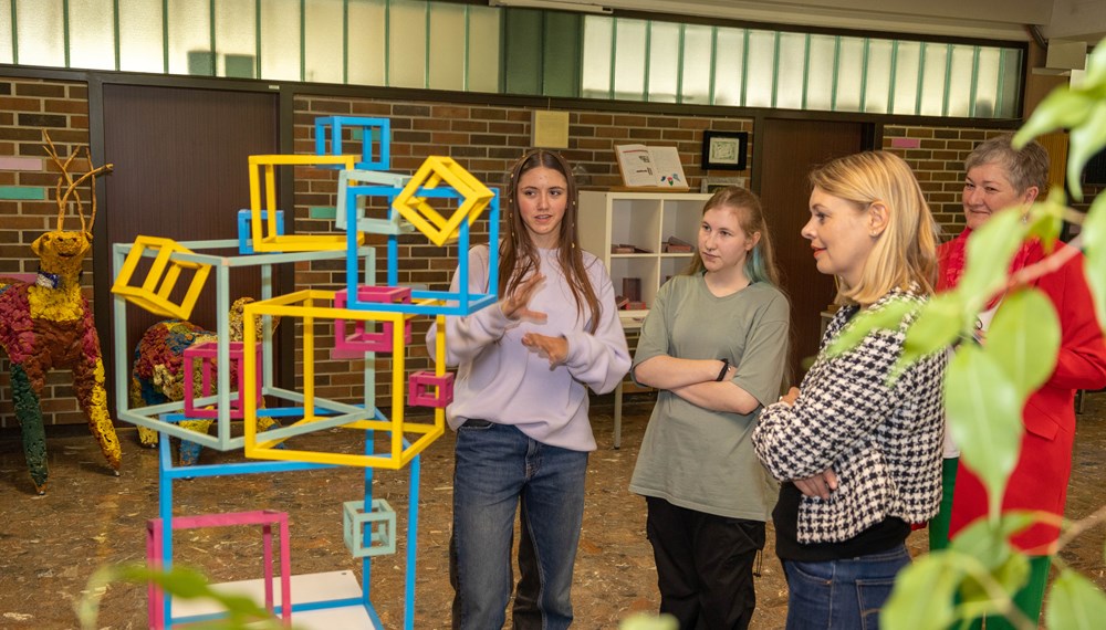 Bunte und vielfältige Kunstwerke werden im Zuge des Schulunterrichts kreiert.