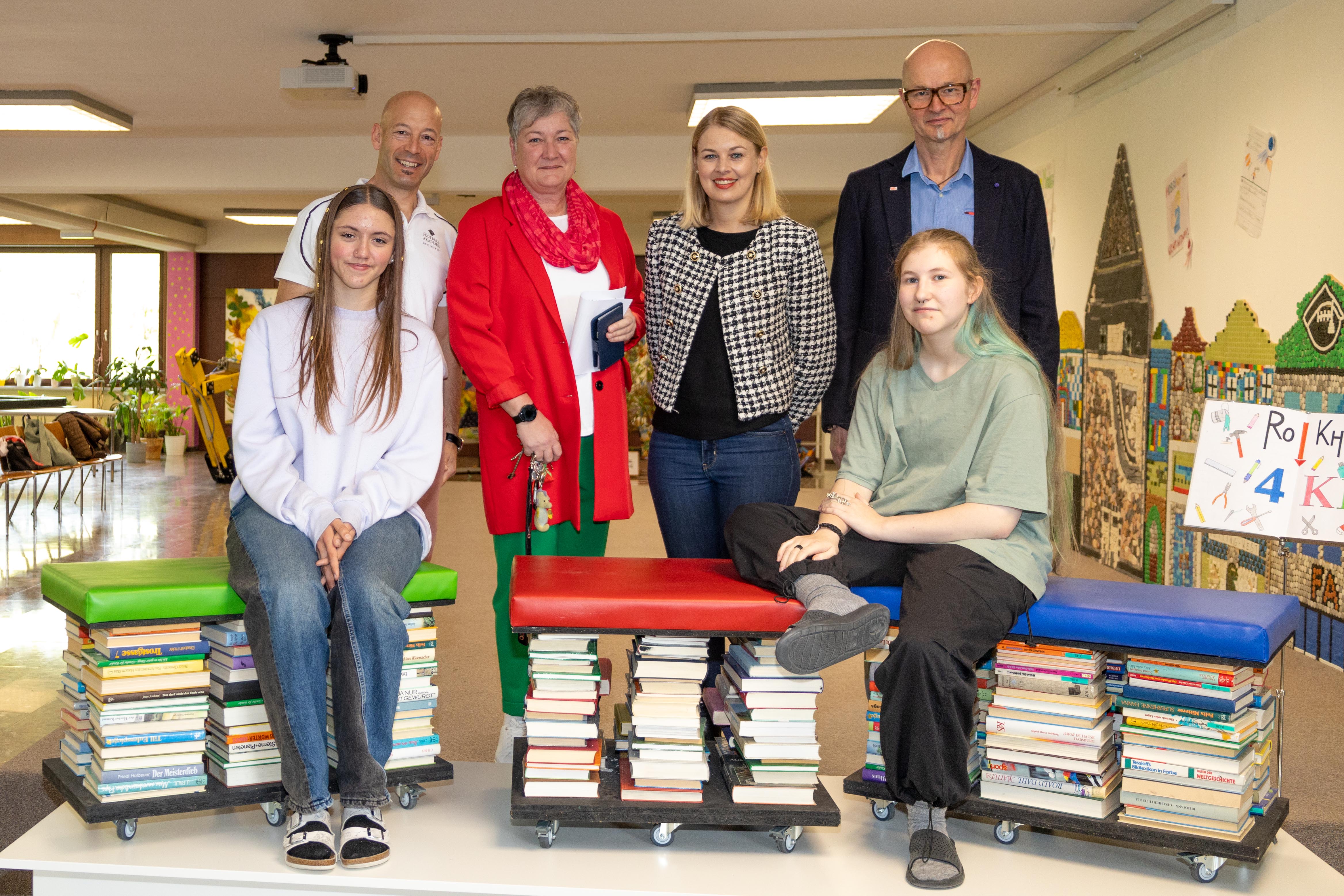 Die Kreativ-Klasse entwarf unter anderem bequeme Hocker aus alten Schulbüchern.