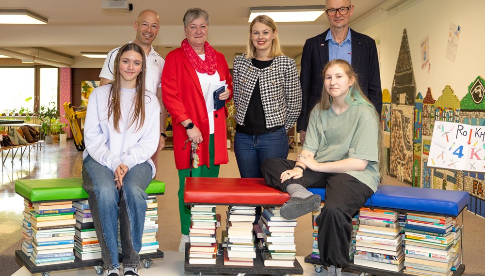 Die Kreativ-Klasse entwarf unter anderem bequeme Hocker aus alten Schulbüchern.