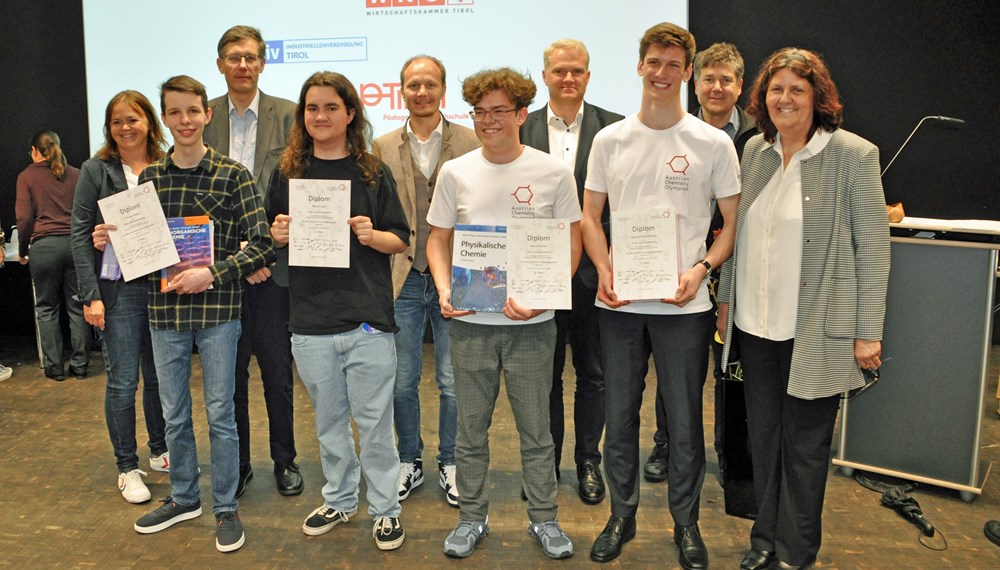 Hochkonzentriert – im wahrsten Sinne des Wortes – ging es am Donnerstag, 27. April 2023, in den neuen Chemielabors der Pädagogischen Hochschule (PH) Tirol her. Im Rahmen der Chemieolympiade stellten 77 SchülerInnen aus ganz Tirol und Vorarlberg ihre theoretischen und praktischen Fähigkeiten unter Beweis. Zugelassen zum Landesbewerb waren nur die besten JungchemikerInnen des Landes. Sie hatten sich im Einzelwettbewerb der verschiedenen Schulen Mitte April mit ihrem Wissen und Können durchgesetzt. Am Freitag, 28. April 2023, fand die Siegerehrung statt. Die ersten vier Plätze für sich entscheiden konnten (v.l.n.r.): Florian Fieber (3. Platz), Moritz Juen (2. Platz), Daniel Lintner (4. Platz) und Valentin Mitterlehner (1. Platz). Vizebürgermeister Johannes Anzengruber (5.v.l.) gratulierte gemeinsam mit Regina Knitel (Landeskoordinatorin der Chemie-Olympiade, r.), Margit Raich (Vizerektorin der PH Tirol, l.), und Albert Rössler (GF Forschung und Entwicklung der Adler-Werke, 2.v.l.) den Gewinnern, welche Tirol im Mai beim Bundeswettbewerb vertreten werden.