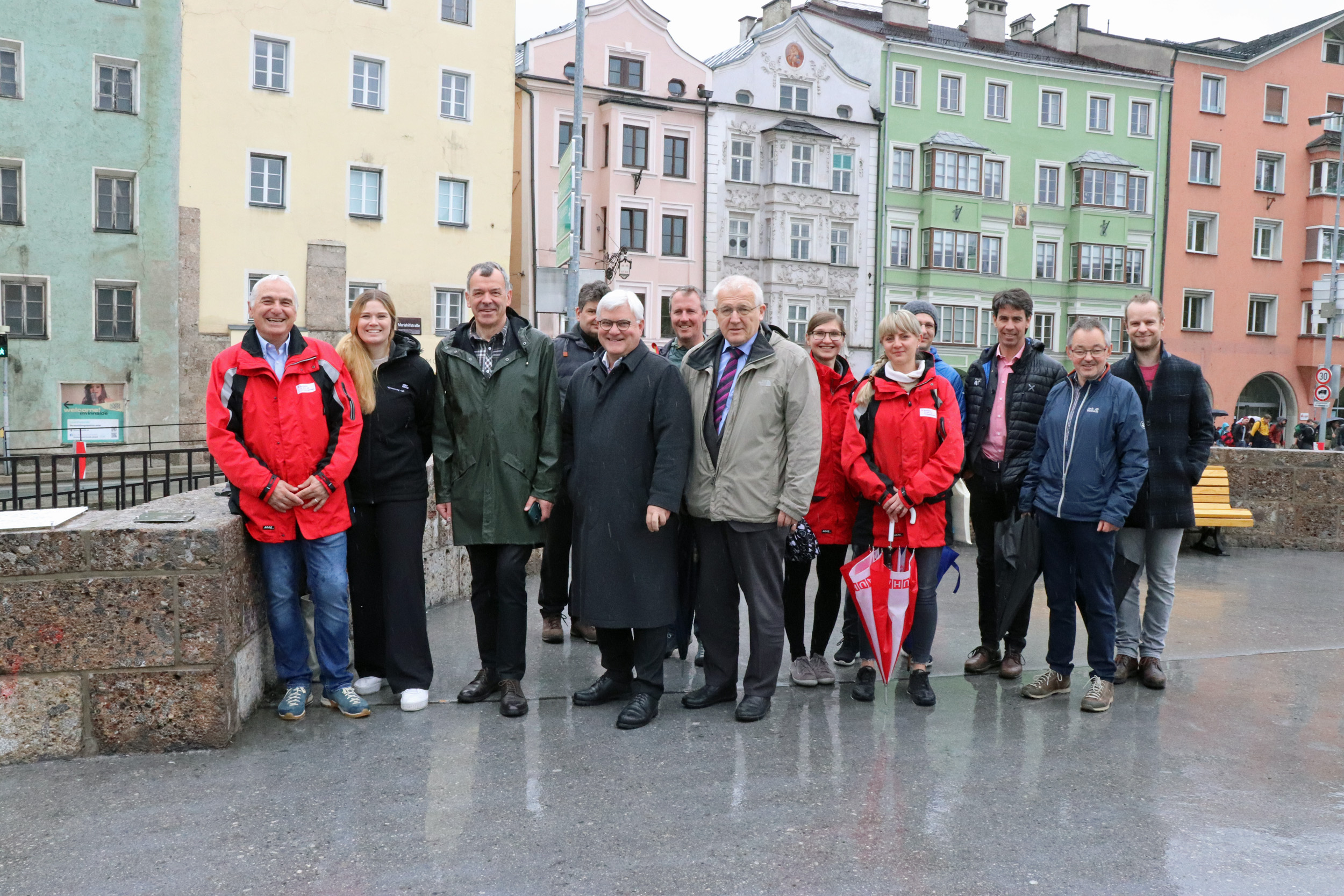 Bürgermeister Georg Willi (3.v.l.) eröffnete gemeinsam mit VertreterInnen des Bundesamts für Eich- und Vermessungswesen sowie VertreterInnen der Stadt Innsbruck den Kontrollpunkt am nordwestlichen Ende der Innbrücke.