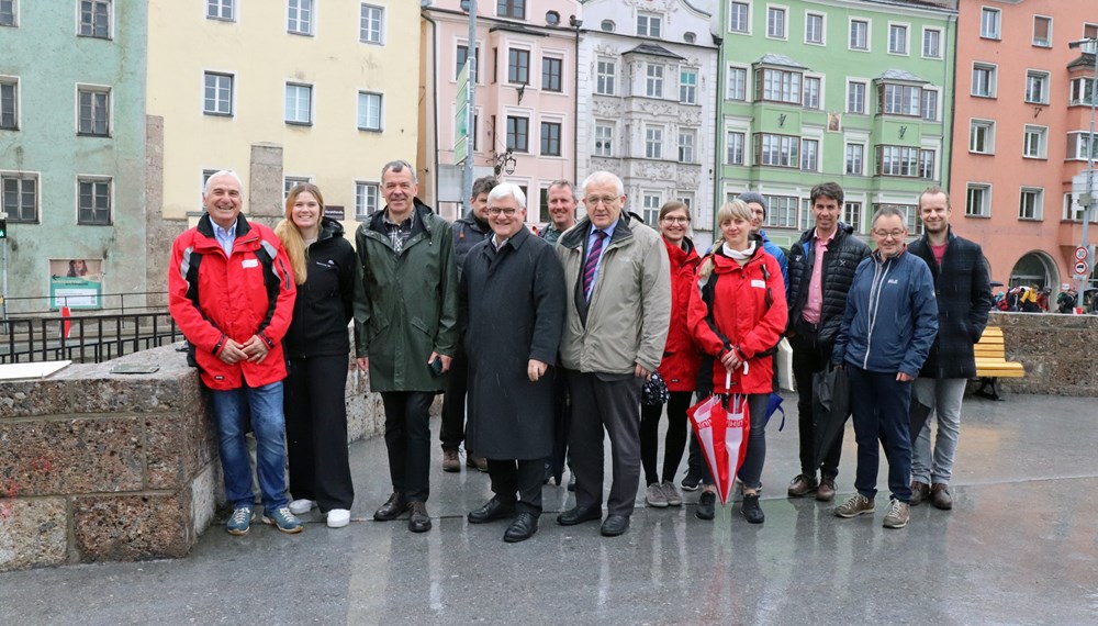 Bürgermeister Georg Willi (3.v.l.) eröffnete gemeinsam mit VertreterInnen des Bundesamts für Eich- und Vermessungswesen sowie VertreterInnen der Stadt Innsbruck den Kontrollpunkt am nordwestlichen Ende der Innbrücke.