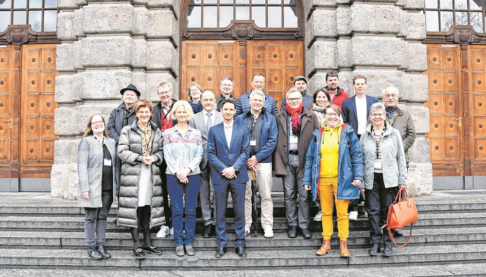 Rektorin Veronika Sexl (LFU; vorne 3. v. l.) und der Direktor der Univ.-Klinik für Viszeral-, Thorax- und Transplantationschirurgie, Stefan Schneeberger (vorne 4. v. l.), begrüßten Stadträtin Oppitz-Plörer (vorne 2. v. l.) mit der Freiburger Delegation für eine Besichtigung der Universitäten.