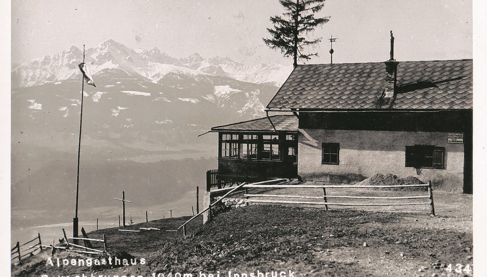 Dieses in den 1920er-Jahren entstandene Foto zeigt das Alpengasthaus Rauschbrunnen bei Innsbruck gegen Westen.