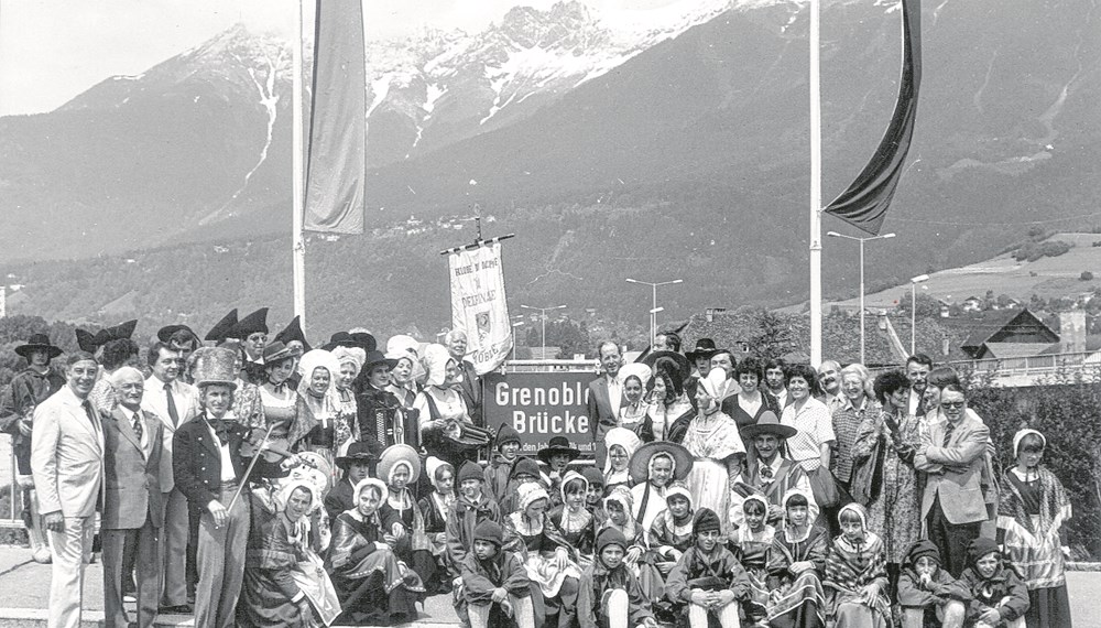 Eine Delegation aus Grenoble bei der Taufe der neuen „Grenobler Brücke“