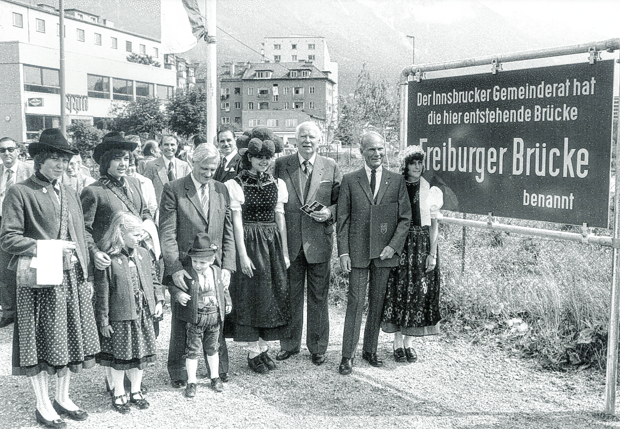 Bürgermeister Dr. Alois Lugger mit einer Abordnung der Stadt Freiburg bei der Brückentaufe der „Freiburger Brücke“ am 28. Juni 1980. Die Brücke ist zu diesem Zeitpunkt noch im Bau.