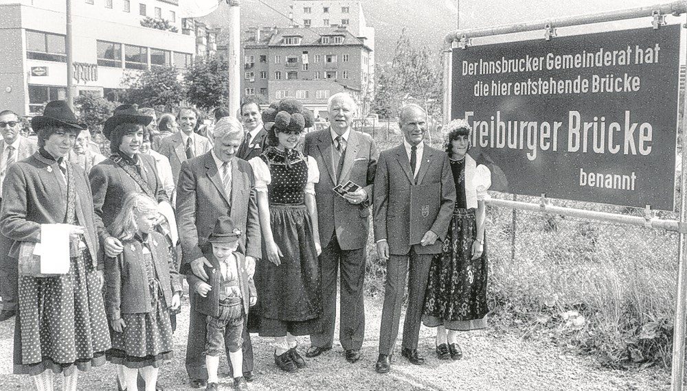 Bürgermeister Dr. Alois Lugger mit einer Abordnung der Stadt Freiburg bei der Brückentaufe der „Freiburger Brücke“ am 28. Juni 1980. Die Brücke ist zu diesem Zeitpunkt noch im Bau.