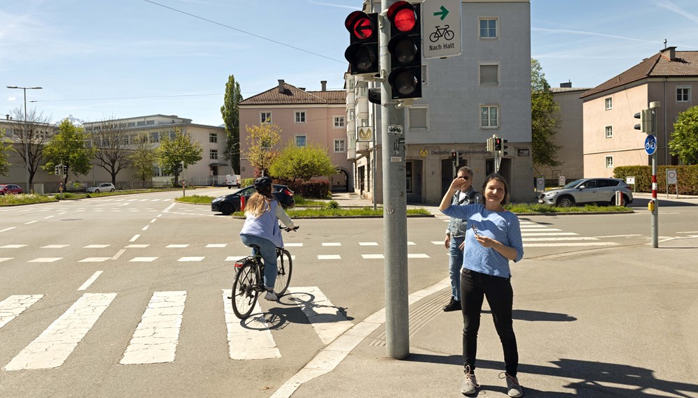 Mobilitätsstadträtin Uschi Schwarzl freut sich über die neue Abbiegetafel: Rechtsabbiegen bei Rot ist für RadfahrerInnen in der Kreuzung Reichenauer Straße/Prinz-Eugen-Straße/Andechsstraße ab sofort möglich.