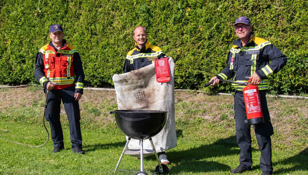 Bekannte Löschmittel sind der klassische Feuerlöscher, Löschdecken oder auch ein Gartenschlauch: Vizebürgermeister Johannes Anzengruber (M.), Brandadjunkt Engelbert Stern (l.) und Oberbrandmeister Bernhard Egger (r.) bei einer Vorführung der Berufsfeuerwehr Innsbruck zum Thema „Sicheres Grillen“.